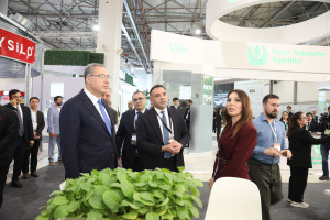 Prezident köməkçiləri Şahmar Mövsümov və Xalid Əhədov “Caspian Agro 2026” və “InterFood Azerbaijan” sərgiləri ilə tanış olublar