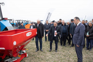 Şəkidə innovativ kənd təsərrüfatı texnikalarının iş prinsipi tarla şəraitində nümayiş etdirilib
