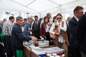 Ölkəmizdə fəaliyyət göstərən diplomatik korpus nümayəndələri bal yarmarkasını ziyarət ediblər
