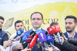 Kəlbəcərdə Bal Festivalı keçirilib