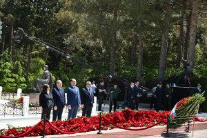 Kənd Təsərrüfatı Nazirliyinin kollektivi Ümummilli Lider Heydər Əliyevin məzarını ziyarət edib