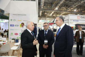 Prezident köməkçiləri Şahmar Mövsümov və Xalid Əhədov “Caspian Agro 2026” və “InterFood Azerbaijan” sərgiləri ilə tanış olublar