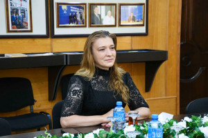 ADAU rektoru tələbə adını qazanan şəhid anası ilə görüşüb