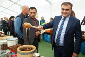 Ölkəmizdə fəaliyyət göstərən diplomatik korpus nümayəndələri bal yarmarkasını ziyarət ediblər