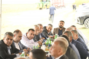 Nazir Məcnun Məmmədov Saatlıda pambıq yığımı prosesində iştirak edib, fermerlərlə görüşüb