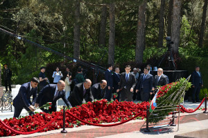 Kənd Təsərrüfatı Nazirliyinin kollektivi Ümummilli Lider Heydər Əliyevin məzarını ziyarət edib