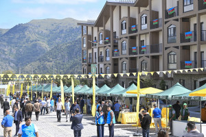 Kəlbəcərdə Bal Festivalı keçirilib