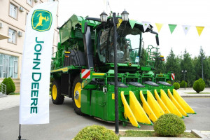 “John Deere” şirkətinin müasir kənd təsərrüfatı texnologiyaları ADAU-da təqdim olunub