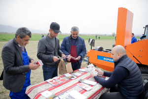 Şəkidə innovativ kənd təsərrüfatı texnikalarının iş prinsipi tarla şəraitində nümayiş etdirilib
