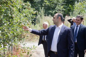 “Aqroservis” ASC-nin İdarə Heyətinin sədri Mehman Veysəlov Qubada vətəndaşlarla görüşüb, təsərrüfatlara baş çəkib