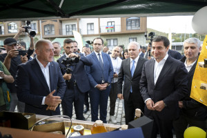 Kəlbəcərdə Bal Festivalı keçirilib