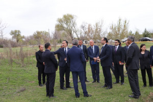 Nazir Məcnun Məmmədov Naxçıvanda təsərrüfatlara baş çəkib, fermerlərlə görüşüb